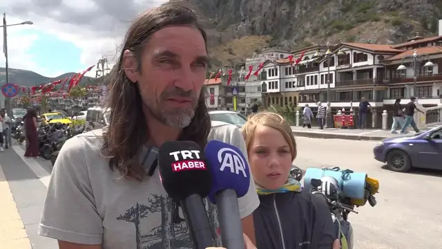 Video thumbnail for Türkiye: Father, son embark on world tour on 50-year-old Vespa.