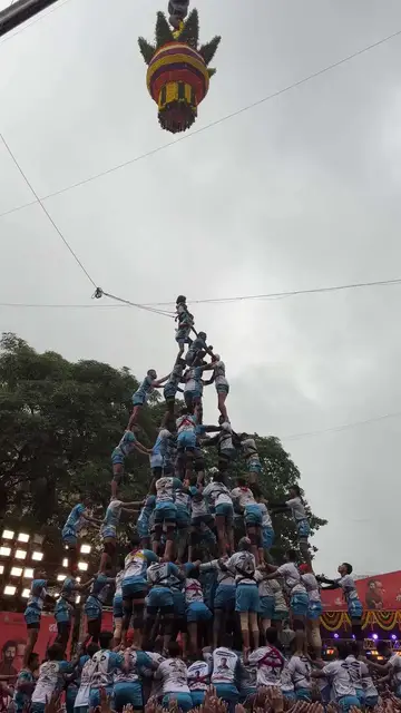 Video thumbnail for Record-Breaking Human Pyramid at Mumbai Dahi Handi Festival