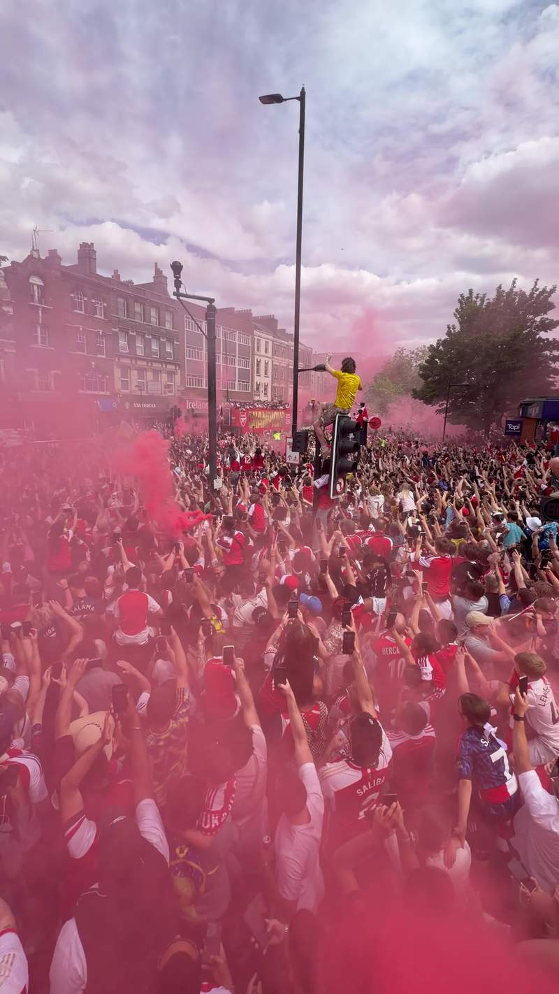 Video thumbnail for Arsenal Champions Parade Fills the Streets with Red Smoke