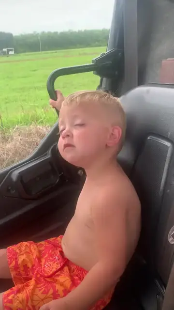 Video thumbnail for Sleepy Toddler Nods Off after a Long Day at the Pool
