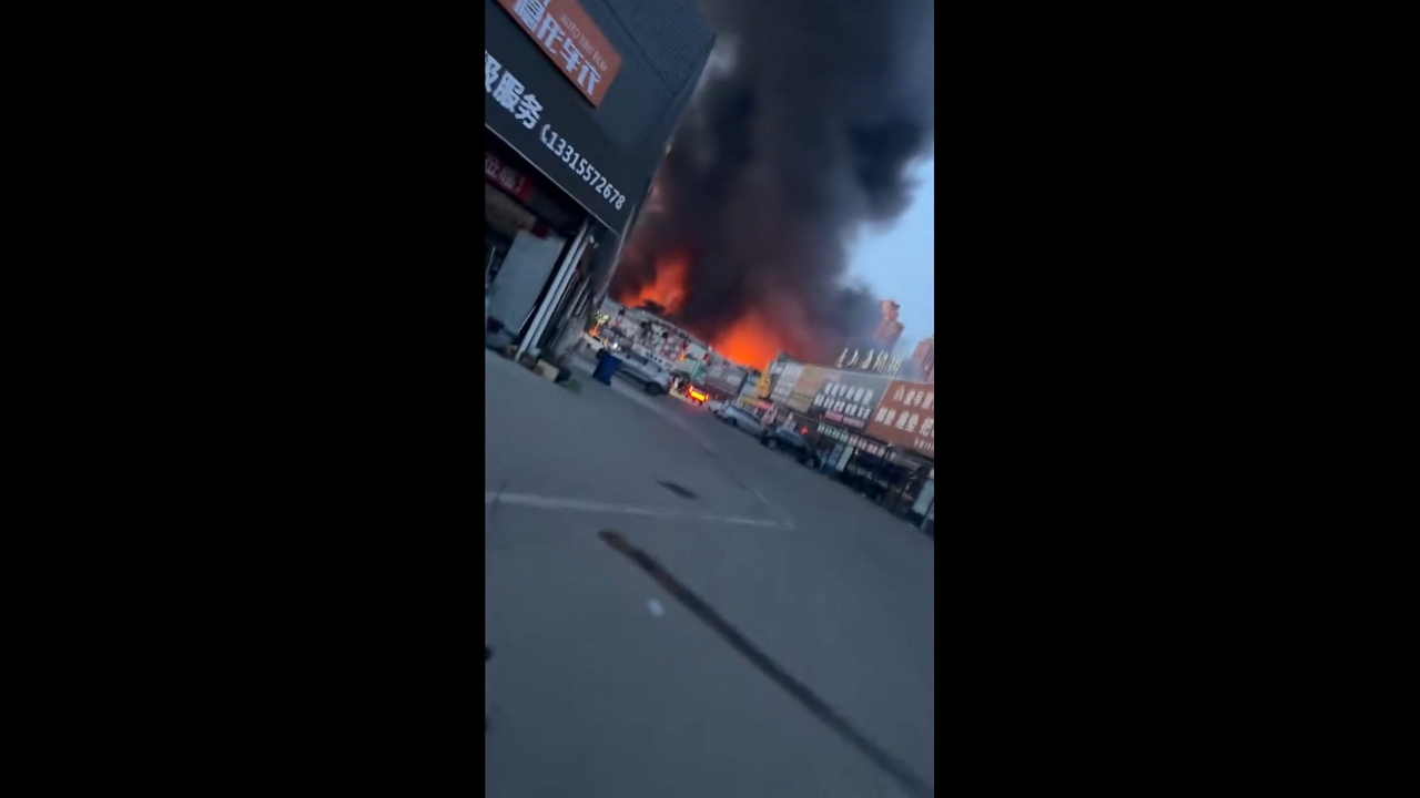 Video thumbnail for Massive fire sends thick smoke into sky in Tangshan, Hebei, China