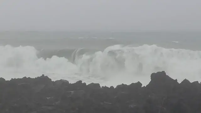 Video thumbnail for US: Downgraded Lala Still Brings Heavy Rain, Winds and Damage to Hawaii 3.