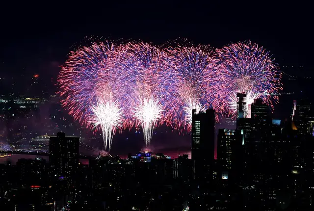 Video thumbnail for Fireworks light up New York City to mark 250 years of US independence