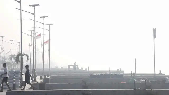 Video thumbnail for Indonesia: Wildfire haze blankets Indonesian city of Palembang.