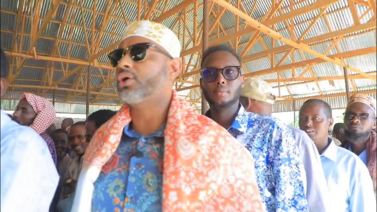 Video thumbnail for Somalia: Somalis cast votes in Wajid as country advances democratic transition.