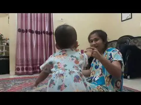 Video thumbnail for Meghan Belajar Berjalan