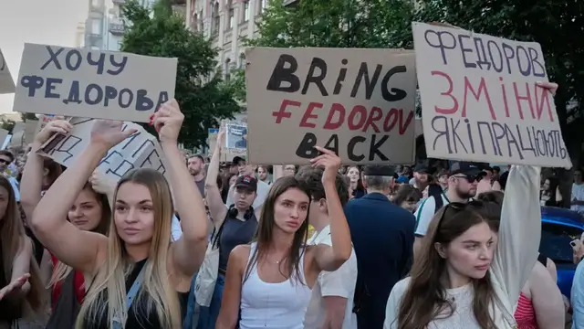 Video thumbnail for Ukraine plunges into political crisis as anger over defence minister's dismissal grows