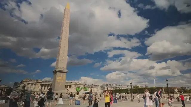 Video thumbnail for France: TIMELAPSE - Tourists crowd Paris landmarks despite intense summer heatwave.
