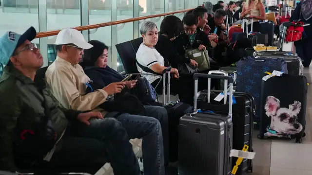 Video thumbnail for Indonesia volcano erupts: Eruption disrupts flights at capital airport