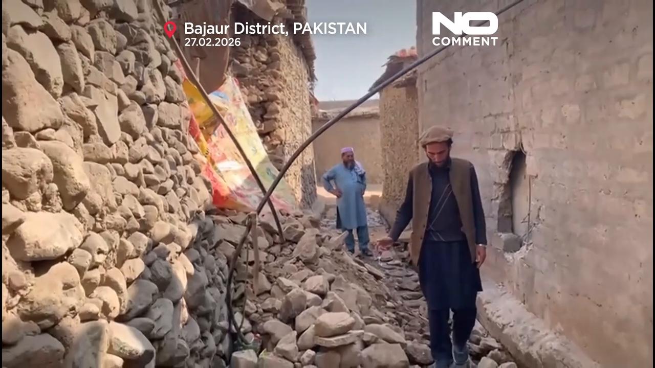 Video thumbnail for Civilians caught in crossfire as Pakistan–Afghan border clashes grow