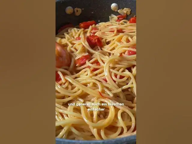 Video thumbnail for One-Pot Pasta mit Garnelen und Kirschtomaten #shorts