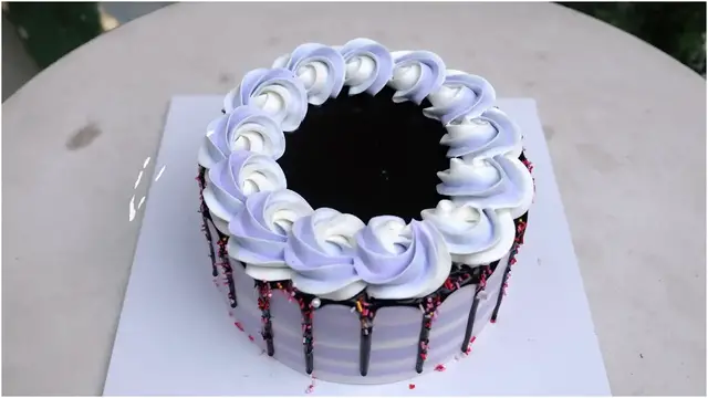 Video thumbnail for Dark chocolate drop on beautiful purple flowers birthday cake | Délicieux Pie | Shot on iPhone