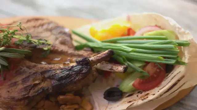 Video thumbnail for Pork and Caramelized Onion Flatbread Recipe