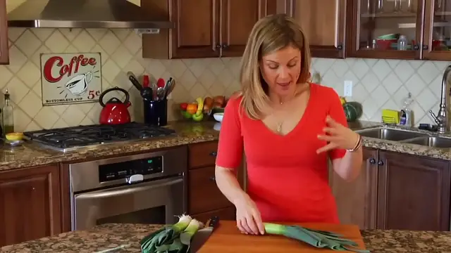 'Video thumbnail for How To Clean and Cut Leeks (720p 30fps)'