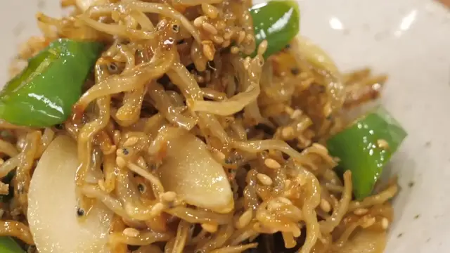 'Video thumbnail for Stir-fried dried anchovy side dish (Myeolchi Bokkeum) two ways - mild and spicy! #Koreansidedishes (720p 30fps)'
