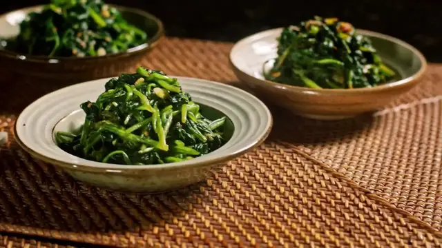 'Video thumbnail for Spinach Side Dish 3 Ways - Sigeumchi Namul  (시금치나물) (720p 24fps)'