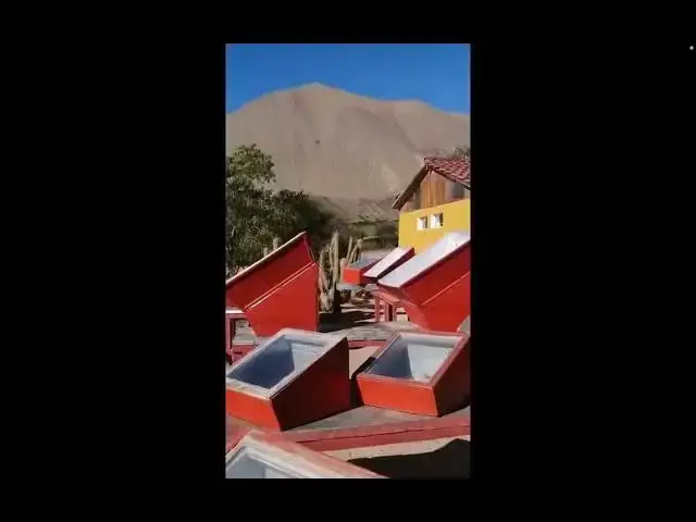 'Video thumbnail for Senhora filma um grande OVNI pairando sobre uma montanha sem perceber'