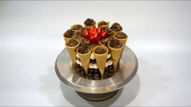 Video thumbnail for Chocolate birthday cake decoration with cinnamon
