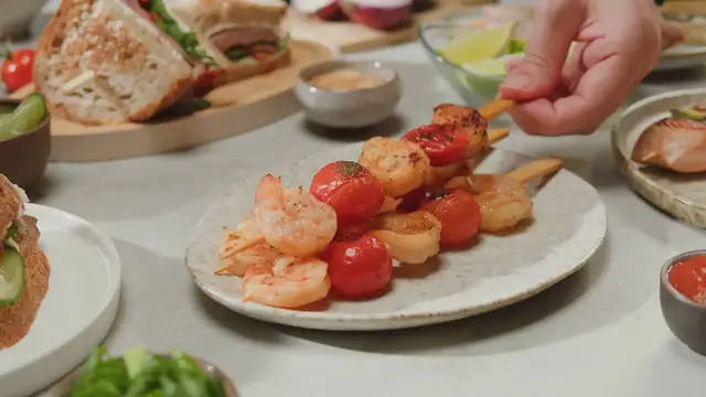 Video thumbnail for Spicy Tom Yum Goong Recipe