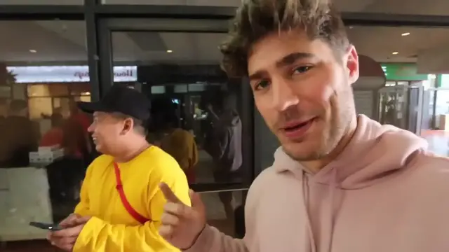 Video thumbnail for Trying the HOTTEST Fried Chicken in Los Angeles_ Howlin_ Rays with DailyFoodFeed(720P_HD)