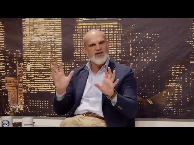 Video thumbnail for Víctor Sánchez del Real: crítica al relato mediático sobre Trump y la guerra | DistritoTV