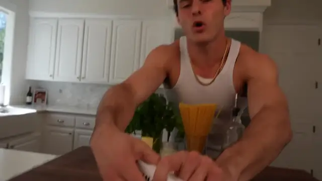 Video thumbnail for Which is the REAL Fettuccine Alfredo(720P HD)