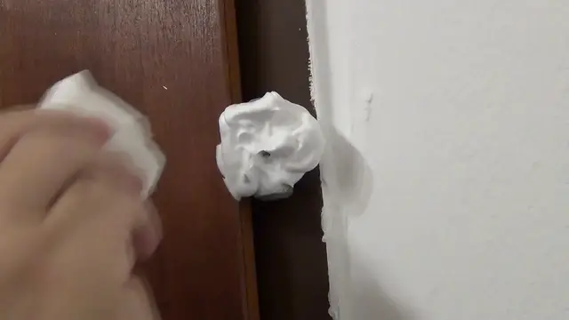 'Video thumbnail for Rasierschaum um Scharniere zu schmieren'