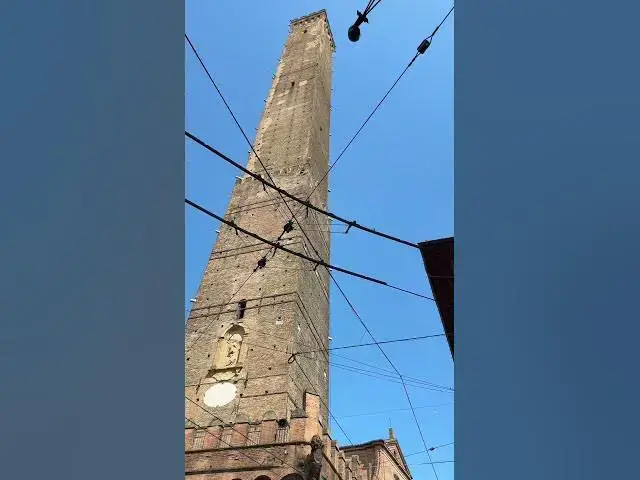 'Video thumbnail for Come si chiamano le due torri di Bologna e dove si trovano ? #shorts'