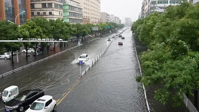Video thumbnail for China: Typhoon Saudel.