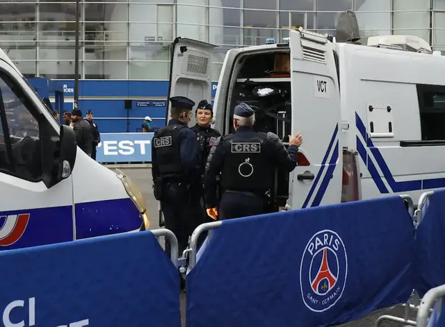 Video thumbnail for PSG and Barcelona fans divided over politics in football amid Paris riots