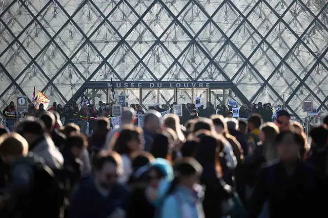 Video thumbnail for Protesters block Louvre in support of French student movement