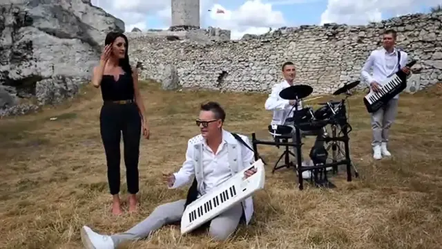 Video thumbnail for Brygida i Robert Łukowski Idę w deszczu -Szlagierowo.pl