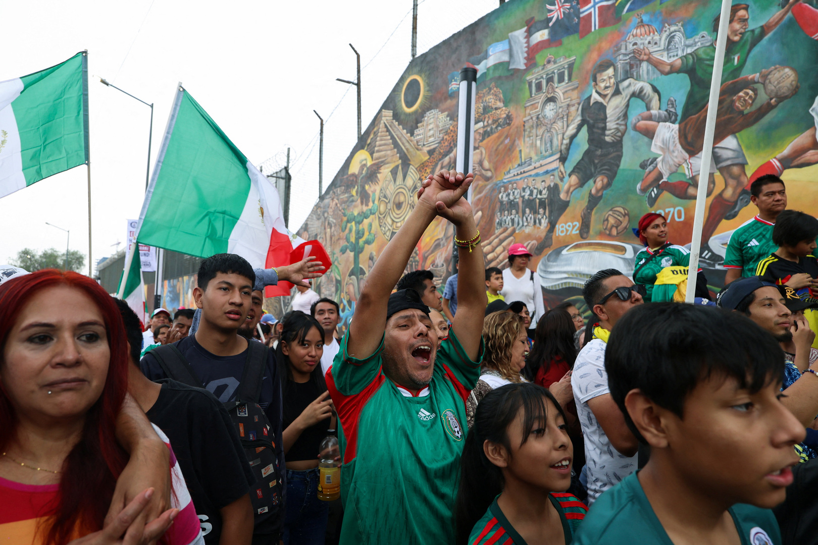 Video thumbnail for Mexico City paints record-breaking football mural ahead of World Cup