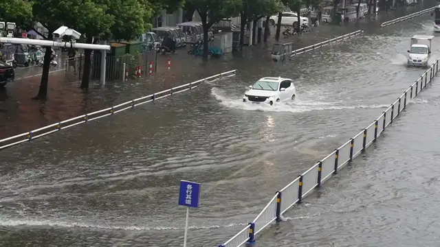 Video thumbnail for China: Typhoon Saudel 2.