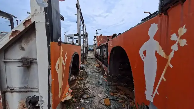Video thumbnail for Cuba: Cuba's abandoned buses highlight deepening transport crisis.