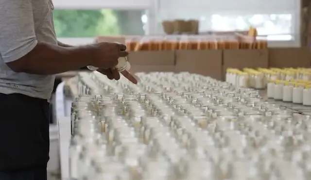 Video thumbnail for Made in New Jersey: South River candle maker finds success crafting scents for national brands