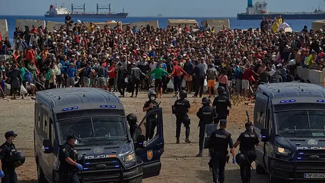 Video thumbnail for Police in Ceuta clash with anti-migrant protesters as tensions rise
