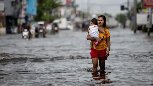Video thumbnail for Philippines hit hard by Typhoon Co-May, dozens killed in flooding