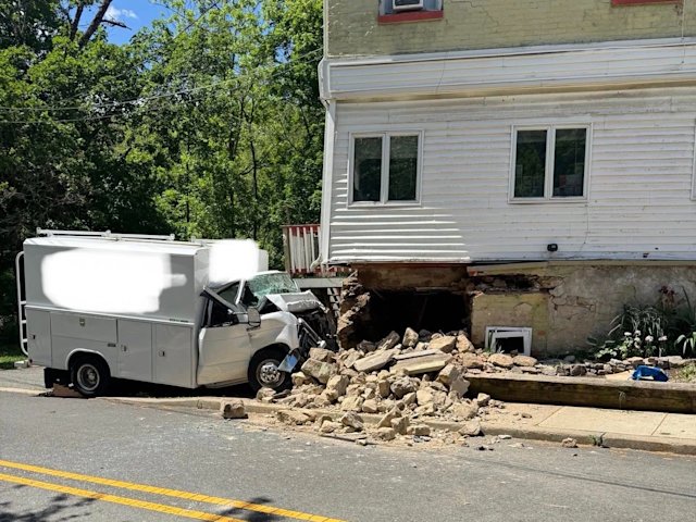 Video thumbnail for Driver hospitalized after crashing work truck into building in Glen Gardner