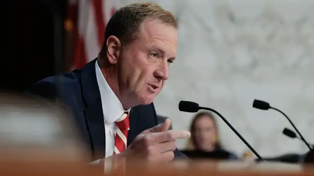 Video thumbnail for Senator mixes up Iowa Hawkeyes with Atlanta Hawks during Jack Smith hearing