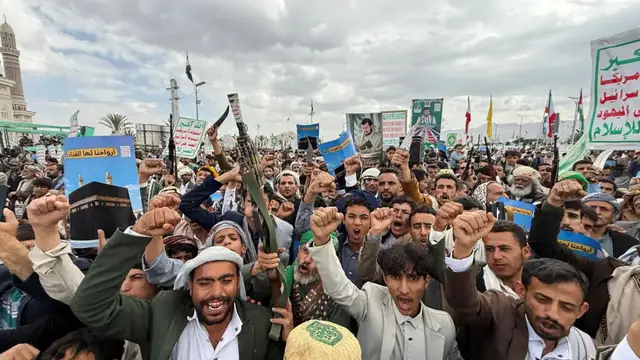 Video thumbnail for More than 112,000 displaced in Yemen as Houthis seize more ground