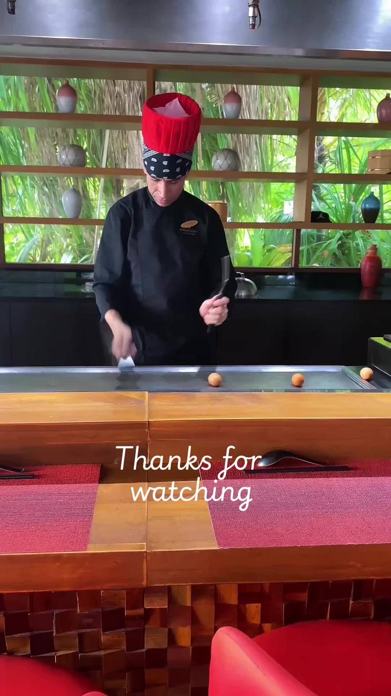 Video thumbnail for Teppanyaki Chef Juggles Eggs on the Grill