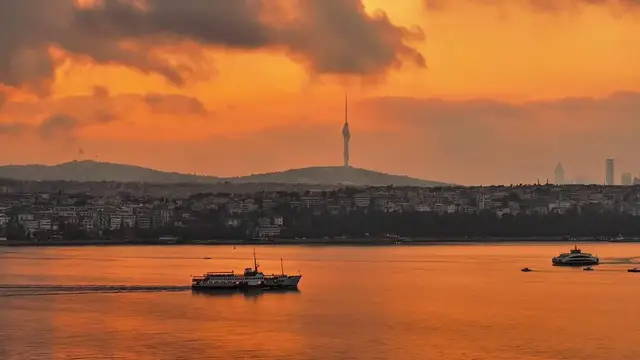 Video thumbnail for Türkiye: Sunrise paints Istanbul’s Bosphorus, Maiden’s Tower in orange hues.