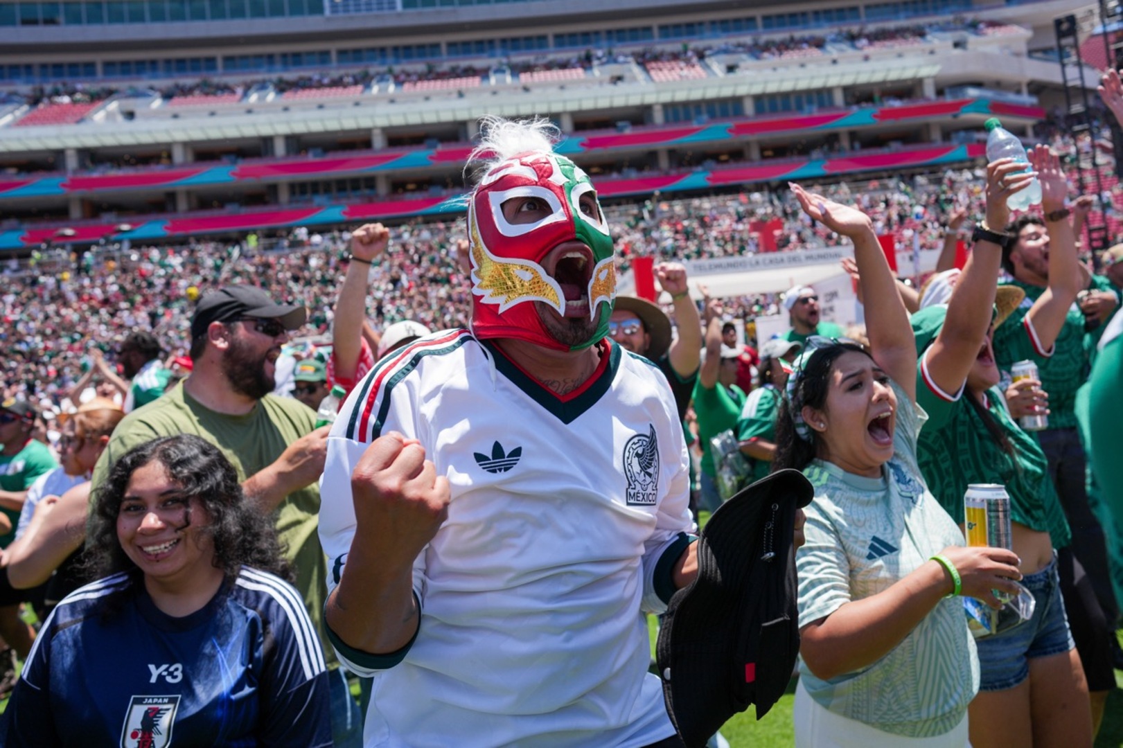 Video thumbnail for Mexico fans celebrate World Cup opening win