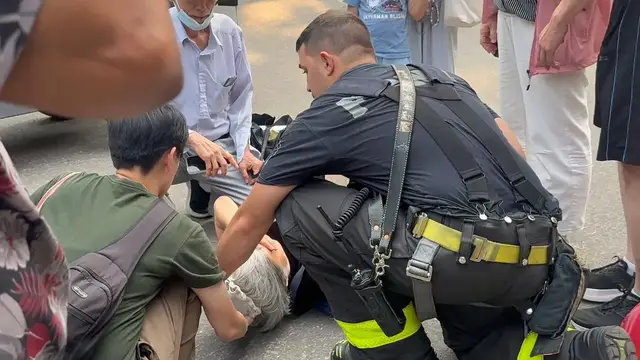 Video thumbnail for US: An Old Chinese Woman Hit By A Biker in Central Park 4.