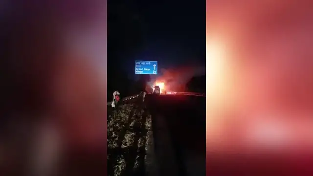 Video thumbnail for India: Nine Dead After Sleeper Bus Catches Fire on Yamuna Expressway Near Jewar.