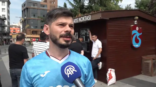 Video thumbnail for Türkiye: Trabzonspor fans enthusiastically welcome start of transfer talks with Mohamed Salah.