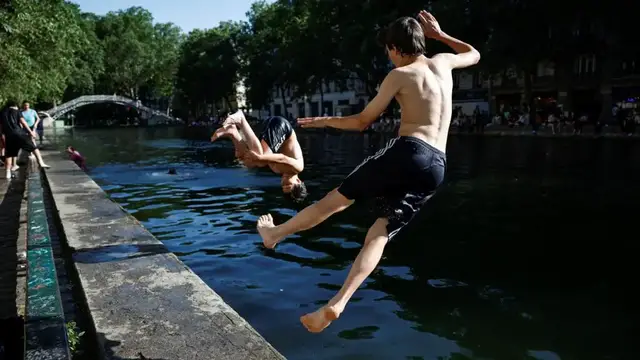 Video thumbnail for Paris's largest outside swimming pool opens early ahead of massive heatwave