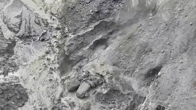 Video thumbnail for China: New barrier lake forming 2.8km downstream of existing landslide dam on Chinese-Nepal border.