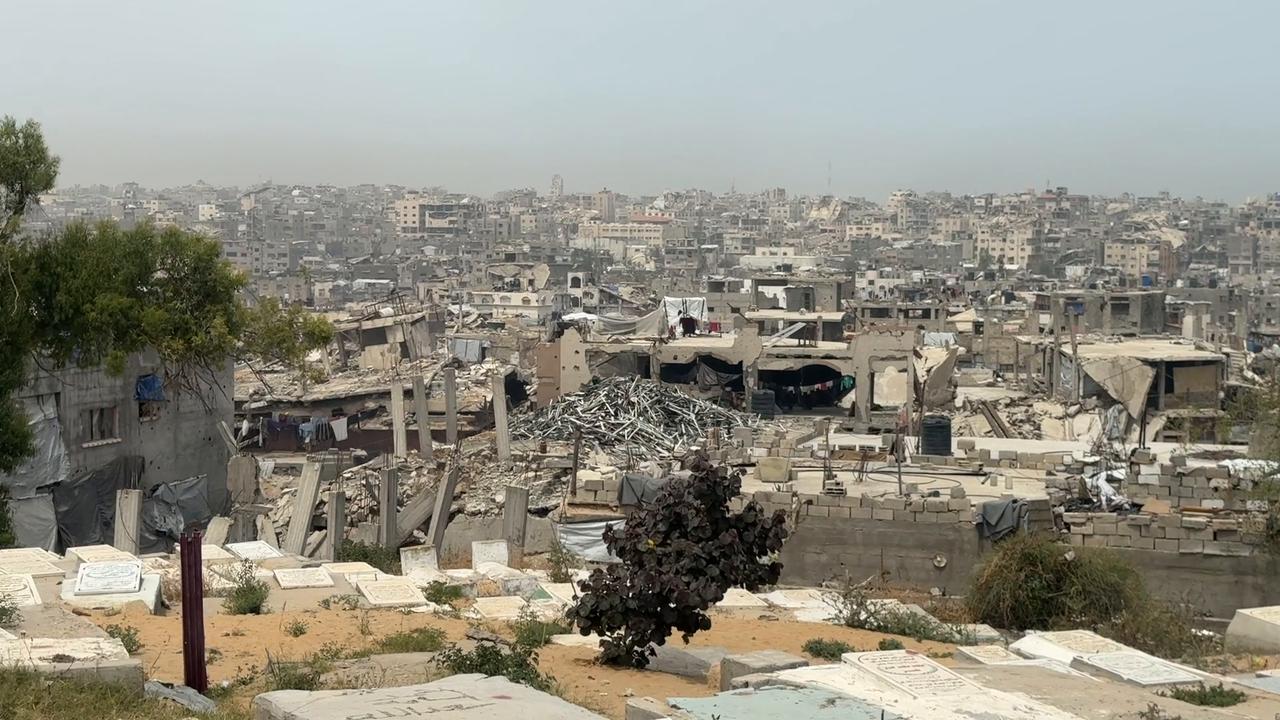 Video thumbnail for Gaza Family Searches Rubble For Relatives 18.